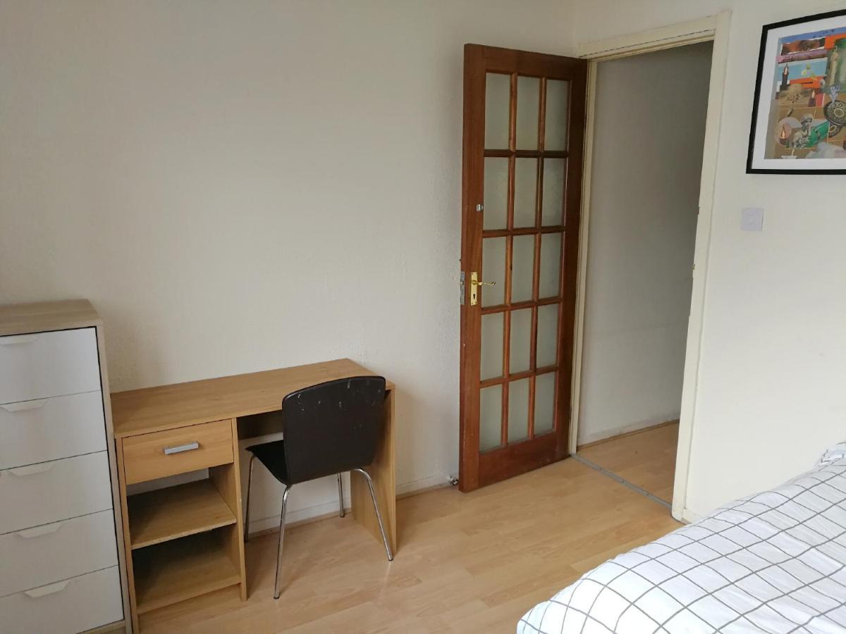 A Double Bedroom Near Glasgow City Centre Not In Great Condition Suitable For Short Stay מראה חיצוני תמונה