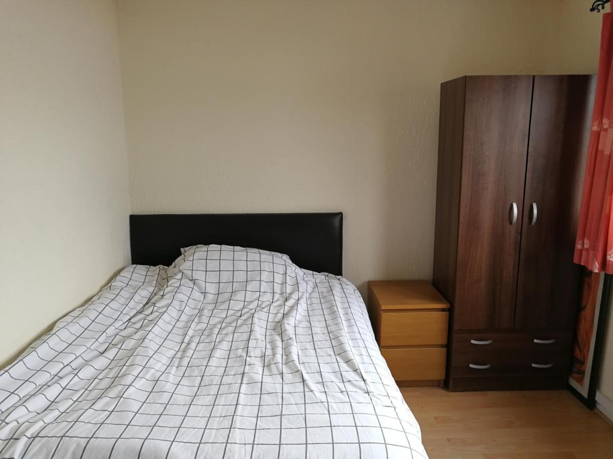 A Double Bedroom Near Glasgow City Centre Not In Great Condition Suitable For Short Stay מראה חיצוני תמונה
